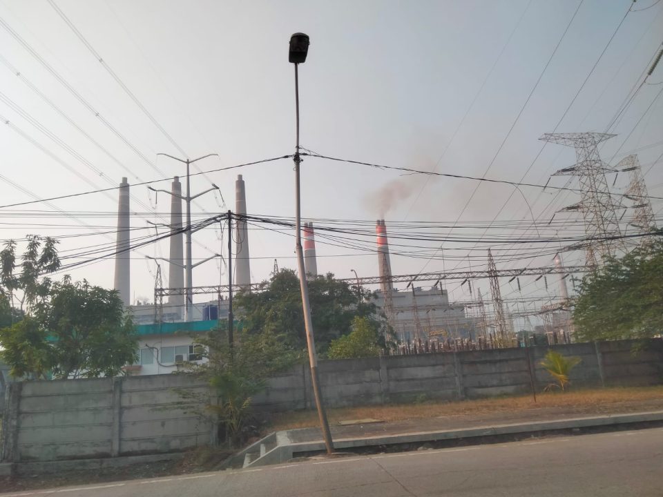Kompleks cerobong asap PLTU Suralaya objek vital nasional kelistrikan Jawa Bali