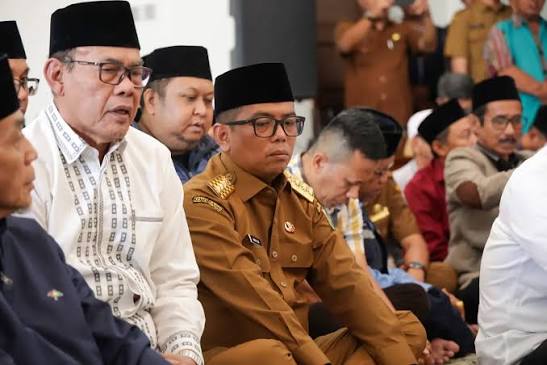 Gubernur Banten Andra Soni duduk khidmat dalam prosesi doa bersama kemanusiaan.
