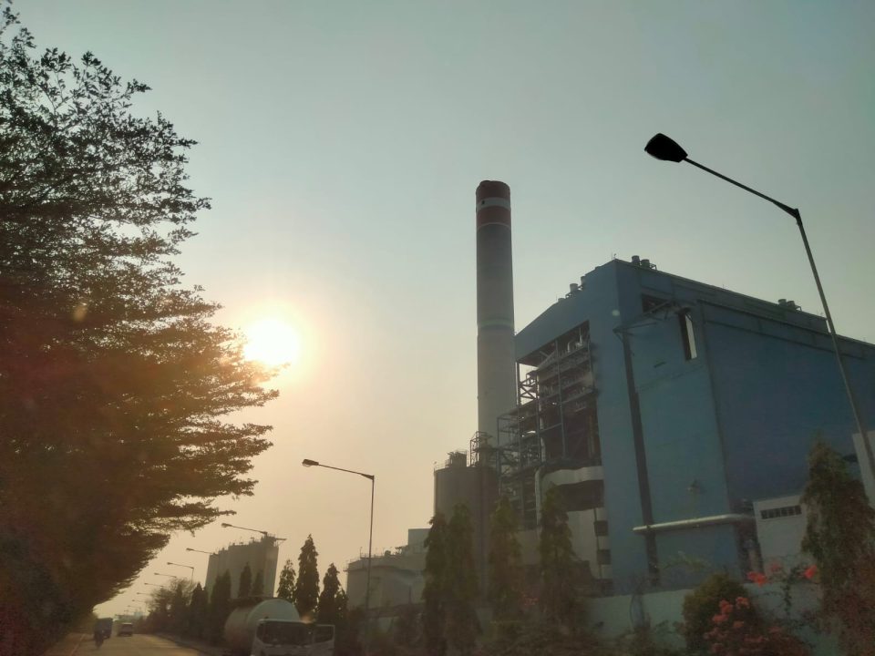 Cerobong asap dan turbin PLTU Suralaya Cilegon Banten