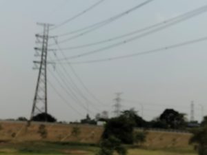 Menara SUTET di tepi jalan tol Tangerang penyalur arus listrik rantai pasok batu bara
