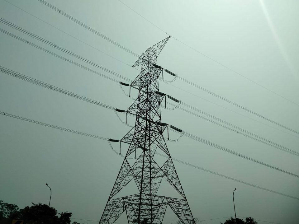 Menara jaringan transmisi listrik SUTET untuk pasokan energi rantai pasok batu bara PLTU Suralaya