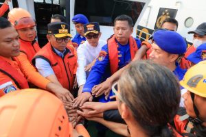 Gubernur Banten Andra Soni menggunakan rompi penyelamat oranye melakukan tos komando bersama personel Basarnas dan Ditpolairud Polda Banten di atas kapal rescue.
