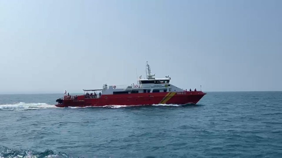 Kapal penyelamat berwarna merah KN SAR Tetuka milik Basarnas sedang berlayar membelah ombak biru di perairan Selat Sunda Banten dalam operasi pencarian korban kecelakaan laut KM Arupadhatu I.