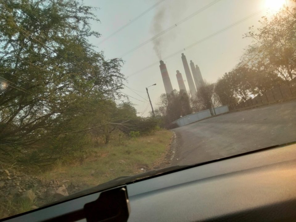 Cerobong asap PLTU Suralaya Unit 1-7 mengepulkan emisi gas buang polusi udara akibat pembakaran batu bara.