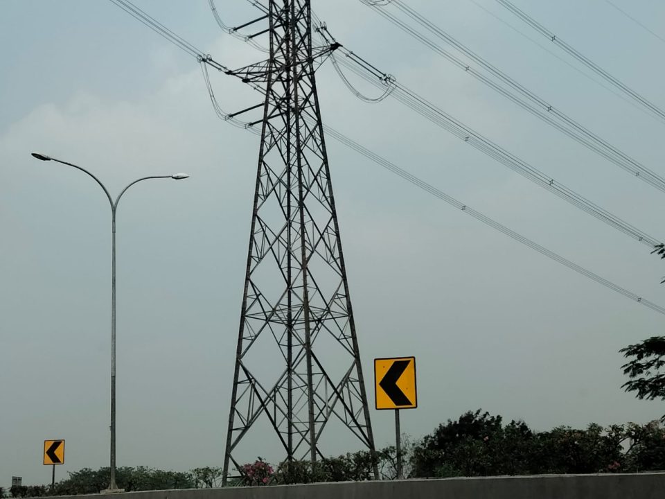 Kondisi lalu lintas truk dan kendaraan di Pintu Gerbang Tol Balaraja Timur Tangerang Banten.