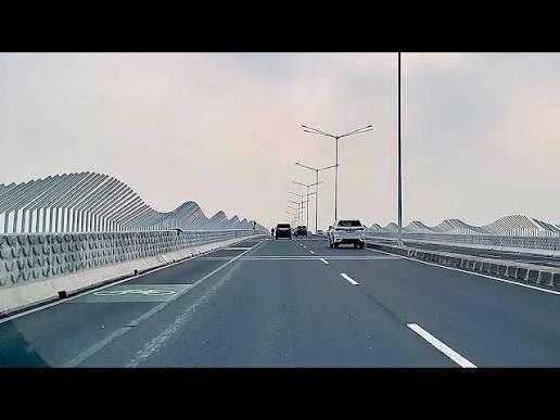 Infrastruktur jalan raya modern dan jembatan ikonik Baruyungan di kawasan pusat industri kreatif PIK 2