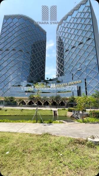 Foto menara kembar twin tower perkantoran modern Menara Syariah berarsitektur kaca di Islamic Financial Center PIK 2 Banten
