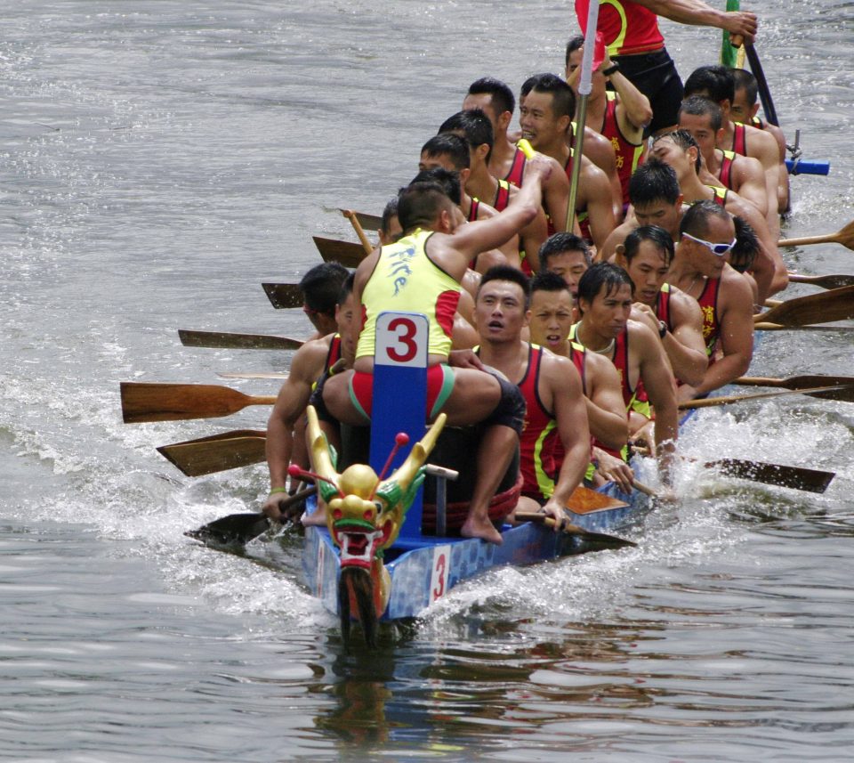 Pengaruh gaya hidup urban di mana pengunjung mendayung perahu kayu tradisional naga di aliran air Sungai Tahang kawasan Greenbelt PIK 2 Tangerang Banten.