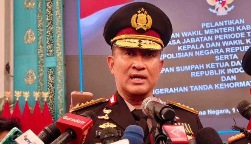 Kapolri Jenderal Polisi Suyudi Ario Seto mengenakan seragam dinas upacara (PDU) dengan pangkat bintang empat sedang memberikan keterangan pers di depan mikrofon media usai pelantikan di Istana Negara, Jakarta.