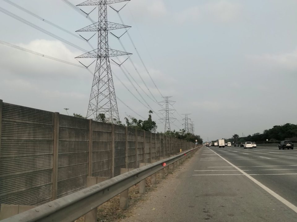 Jalur transmisi SUTET di samping jalan tol penghubung pasokan energi nasional.