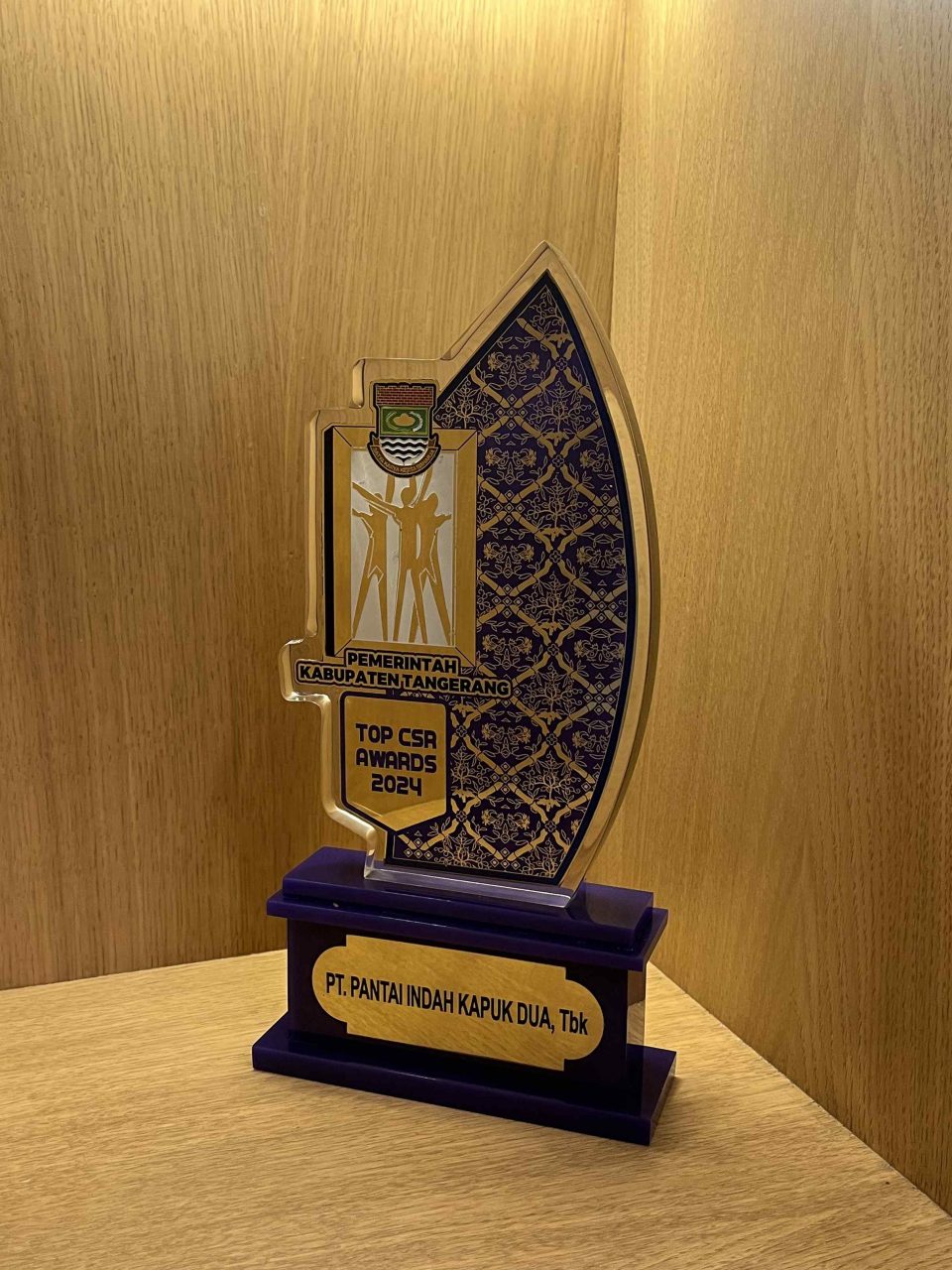 Foto plakat piala penghargaan emas akrilik Top CSR Awards 2024 dari Pemerintah Kabupaten Tangerang untuk PT Pantai Indah Kapuk Dua Tbk